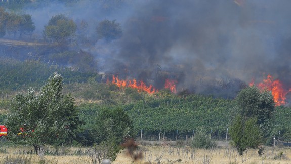 Ľudia by si mali pre požiare, ktoré vypukli v meste, zavrieť okná