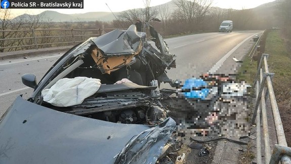 Tragická nehoda za Rohožníkom - 21-ročná vodička zomrela a o rok mladšia spolujazdkyňa bola ťažko zranená