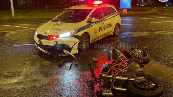Policajti sa zrazili s motorkárom, ten vzal po nehode nohy na plecia. Alebo bolo všetko inak?