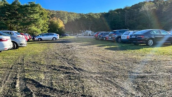 Plánujete návštevu krematória? Na nespevnenej ploche radšej neparkujte