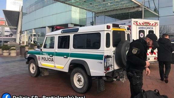VIDEO: Policajti vyšetrujú krádež mobilov v obchodnom centre, pátrajú po identite dvoch mužov