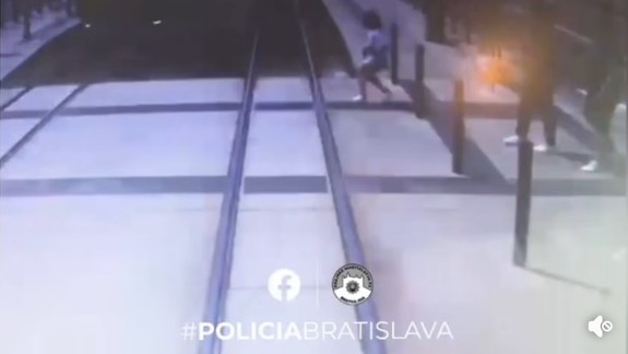 Na Karloveskej zrazila električka dievča, premávku električiek prerušili
