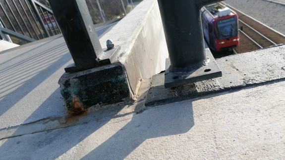 Sfušovaná robota? Takto vyzerajú niektoré časti zrekonštruovanej Karloveskej radiály