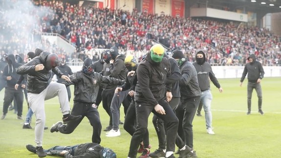 VIDEO: Organizátori derby Trnava - Slovan nezvládli situáciu na štadióne - po výtržníkoch bude polícia pátrať!