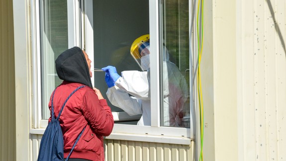 Je v tom chaos! Naozaj sa karanténa predlžuje ľuďom, ktorí si dali pozitívny výsledok z plošného testovania preveriť PCR testom?