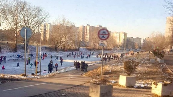 Bratislavčania vyrazili na zamrznuté vodné plochy: Svoje dieťa by som tam nepustil, varuje záchranár