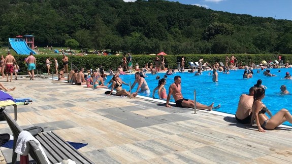 FOTO: Bratislavčania počas horúceho dňa zaplnili kúpaliská