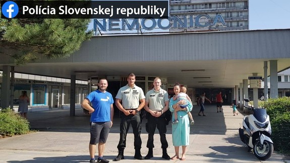 Tehotná žena dostala kontrakcie v aute počas státia v kolóne - do pôrodnice jej pomohli policajti!