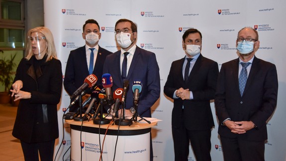 Každý deň inak: Pandemická komisia navrhne zákaz vychádzania