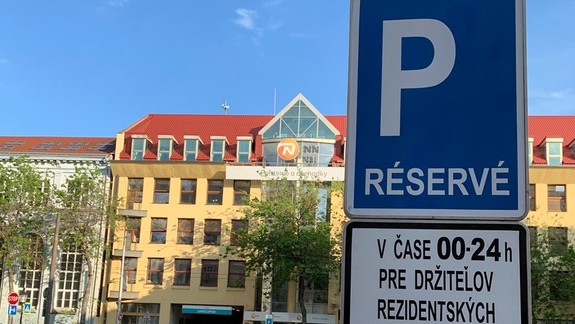 Staromešťania už môžu parkovať aj na Komenského námestí