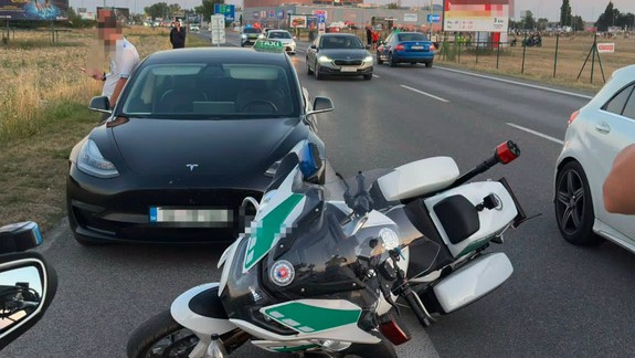 No Lovestream rozvážal ľudí aj nadrogovaný taxikár, narazil do policajnej motorky