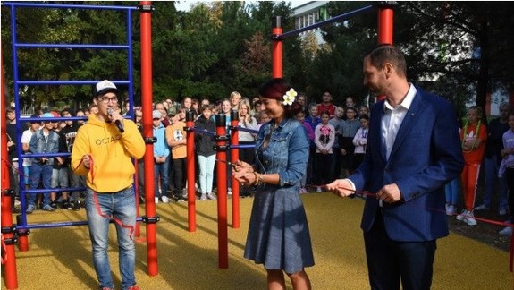 VIDEO: Na základnej škole Za kasárňou urobili nové workoutové ihrisko - prispeli naň rodičia, starosta a sponzori
