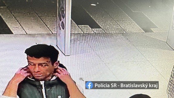 Voňavá krádež za viac ako tisíc eur, polícia hľadá dvoch mladíkov