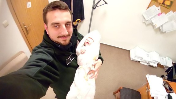 Petržalský policajt našiel u bezdomovcov hladné uzimené bábätko a okamžite konal