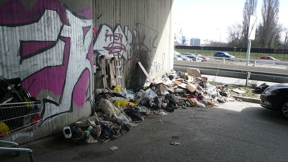 FOTO: Nie pod lampou, ale pod mostom Apollo býva najväčšia tma - našli by ste tu neskutočný neporiadok...