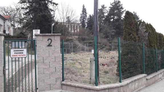 FOTO a VIDEO Poplach pre výrub stromov na Mičurine: Manželka finančníka Haščáka upratuje na svojich pozemkoch