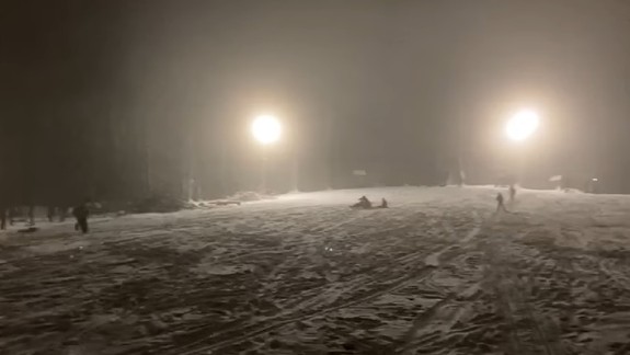 VIDEO: Na Kamzíku na Cvičnej lúke sa bude dať sánkovať aj večer - mesto ju osvetlilo!