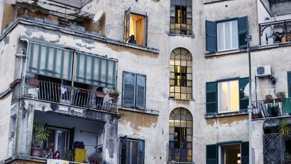 Taliani a Španieli tlieskajú z balkónov a okien lekárom a sestrám: V piatok bude tlieskať aj Slovensko