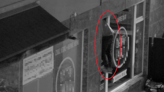 Policajti zadržali muža, ktorý sa vlámal do predajne, nápoj už vypiť nestihol