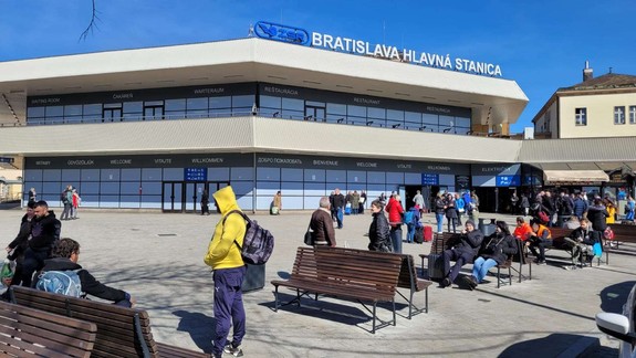 Muž v noci okradol seniora na stanici. Policajti ho rýchlo dolapili