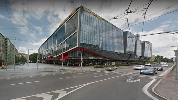 Bitka pred zimným štadiónom, na polícii skončilo 12 chlapov