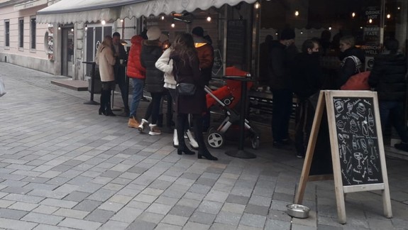 Čo vyriešili zatvorené terasy? Pri konzumácii "cez okienko" sú teraz ľudia často pri sebe oveľa bližšie