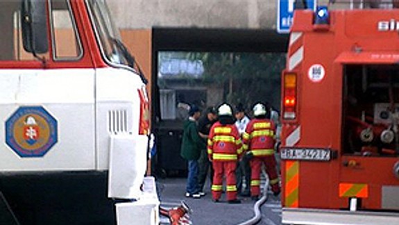 Žena vyskočila z piateho poschodia domu, v ktorom horel byt