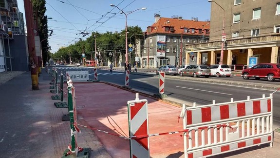 FOTO: Na Prievozskej opravuje mesto zastávku MHD - stihne to do konca prázdnin?