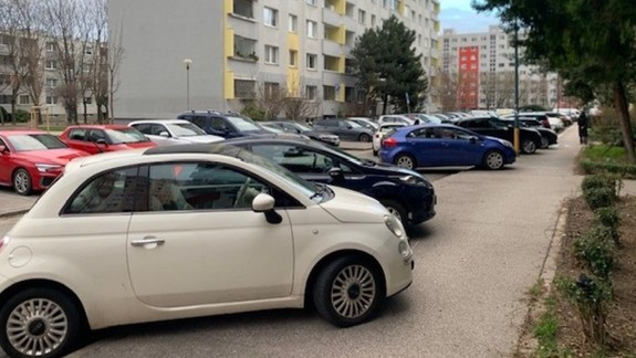 Z výnosov PAAS by Petržalka chcela opraviť parkoviská. Zatiaľ nemôže