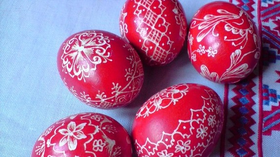 Chorváti v Jarovciach farbia na Veľkú noc vajíčka na červeno 