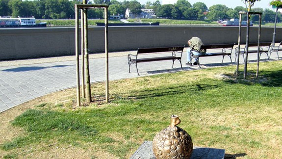 Z nábrežia niekto ukradol sochu dievčaťa