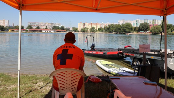 Neuveriteľné: Bratislavčan chytil plavčíka za krk a začal ho škrtiť, spolu s kumpánom pôjdu pred sudcu do 48 hodín