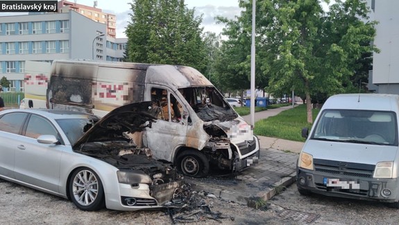 Polícia v Pezinku vyšetruje nočný požiar vozidla, začala trestné stíhanie