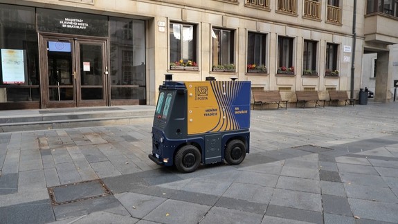 Poradí si samo: Pošta v uliciach testuje doručovanie zásielok autonómnym vozidlom