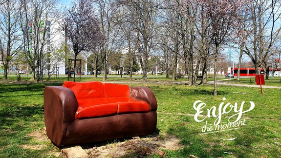 FOTO a VIDEO: Vyzerá to ako nepotrebný gauč pohodený v parku, ale sadnúť si naň môžete bez obáv!