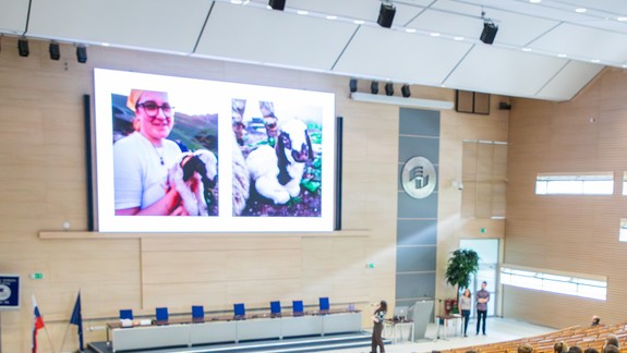 Žiaci petržalských základných škôl vycestovali z auly Ekonomickej univerzity do Indie