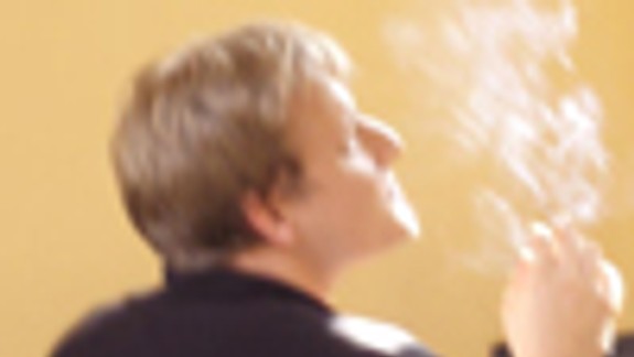 Policajtovi hrozí za fajčenie v reštaurácii stíhanie