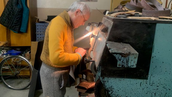 Čaro maličkej prevádzky: Už 33 rokov opravuje v Petržalke topánky 80-ročný obuvník