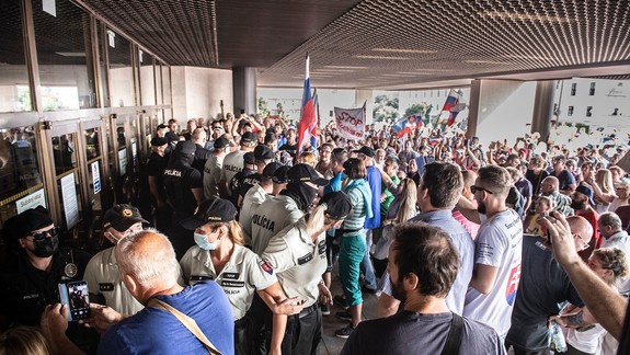 Zhromaždenie pred budovou NR SR je podľa Starého Mesta v rozpore so zákonom
