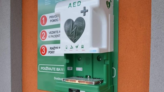 Hyenizmus: V Stupave ukradli defibrilátor