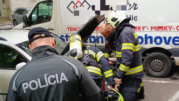V centre Bratislavy horelo auto: Išlo o technickú poruchu