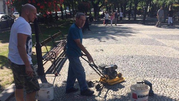 Na Hviezdoslavovom námestí opäť opravujú dlažbu. V Starom Meste veria, že sa im to konečne podarí...