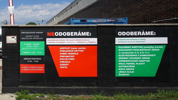 FOTO: Čo signalizuje hromadenie matracov na petržalskom Zbernom dvore?