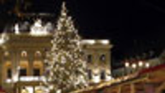 Staromestský vianočný strom má 30 metrov