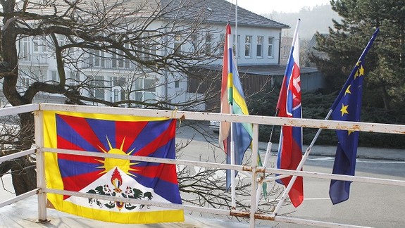 Na miestnom úrade v Dúbravke vyvesia v piatok tibetskú vlajku