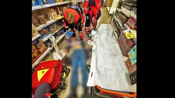 VIDEO: V obchode prebiehal boj o život. Ženu, ktorá skolabovala, zachránili pomocou defibrilátora