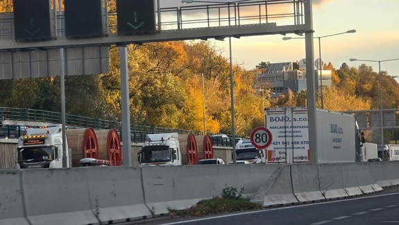 Doprava v Bratislave kolabuje, zdržanie pri tuneli Sitina je vyše dvoch hodín