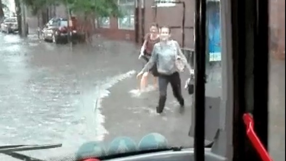 VIDEO Záplava v Bratislave: Takto sa ľudia brodili, aby nastúpili do trolejbusu