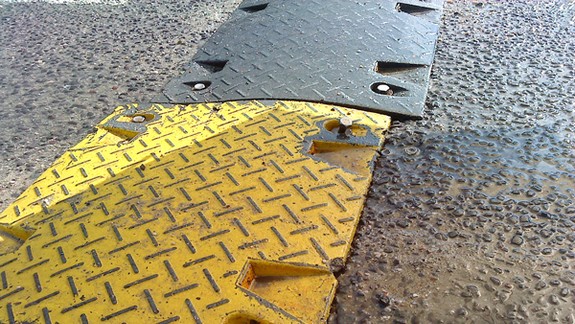 Vymenia spomaľovač, ktorý prerezal pneumatiky