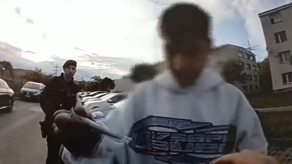 VIDEO: Policajti zadržali 15-ročného mladíka, nadrogovaný šoféroval auto s cudzím EČV